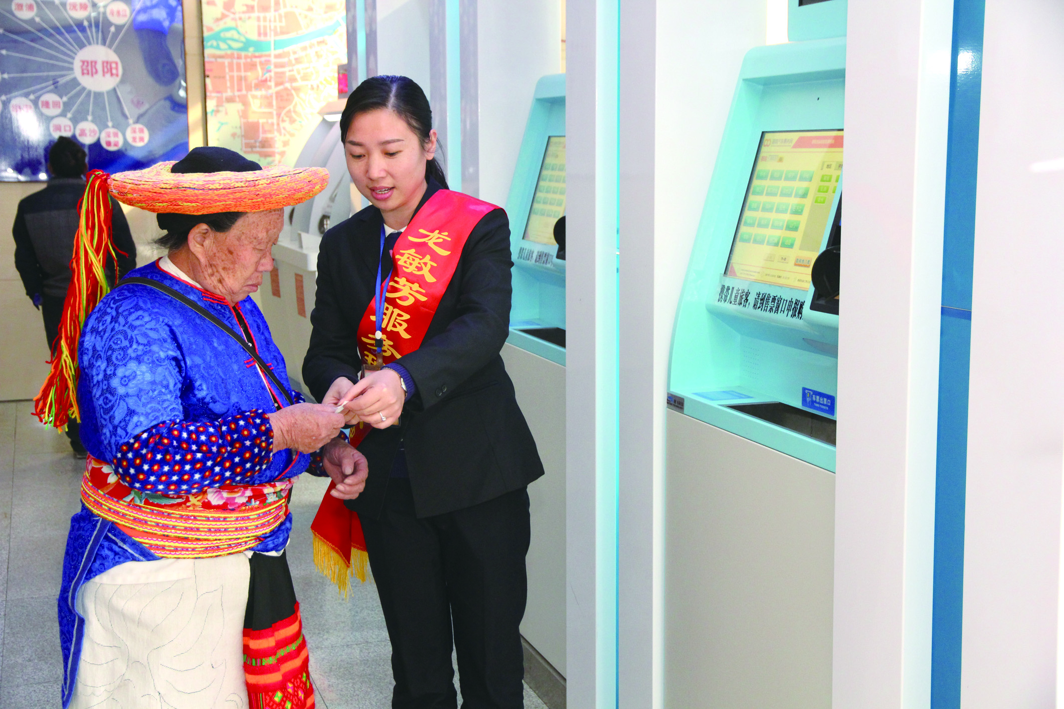 實名自助售票也深受瑤族老人青睞。 李高雄攝于市汽車北站