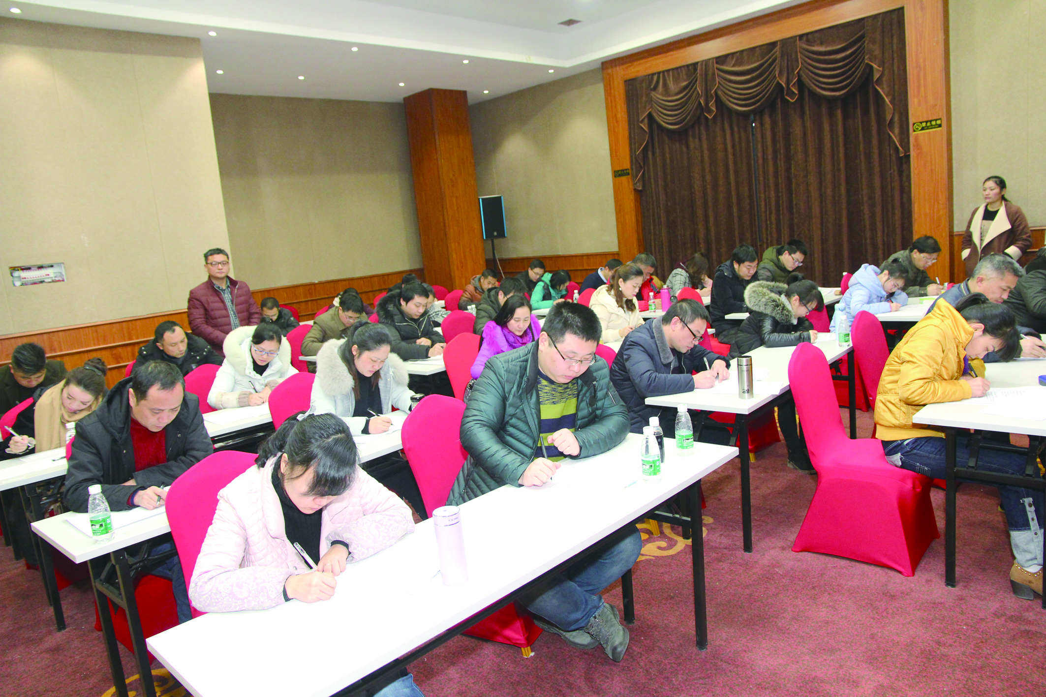 1月15日，42名基層骨干正在認真答題