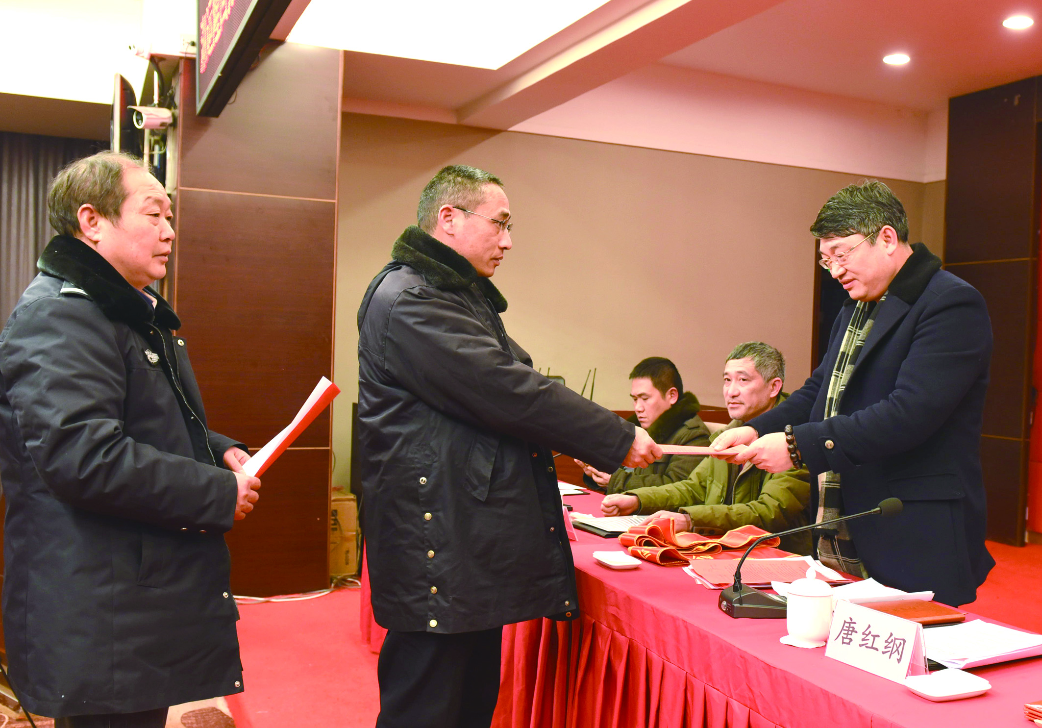 1月30日，隆回分公司召開2017年工作總結(jié)表彰大會(huì)暨2018年春運(yùn)工作動(dòng)員大會(huì)。