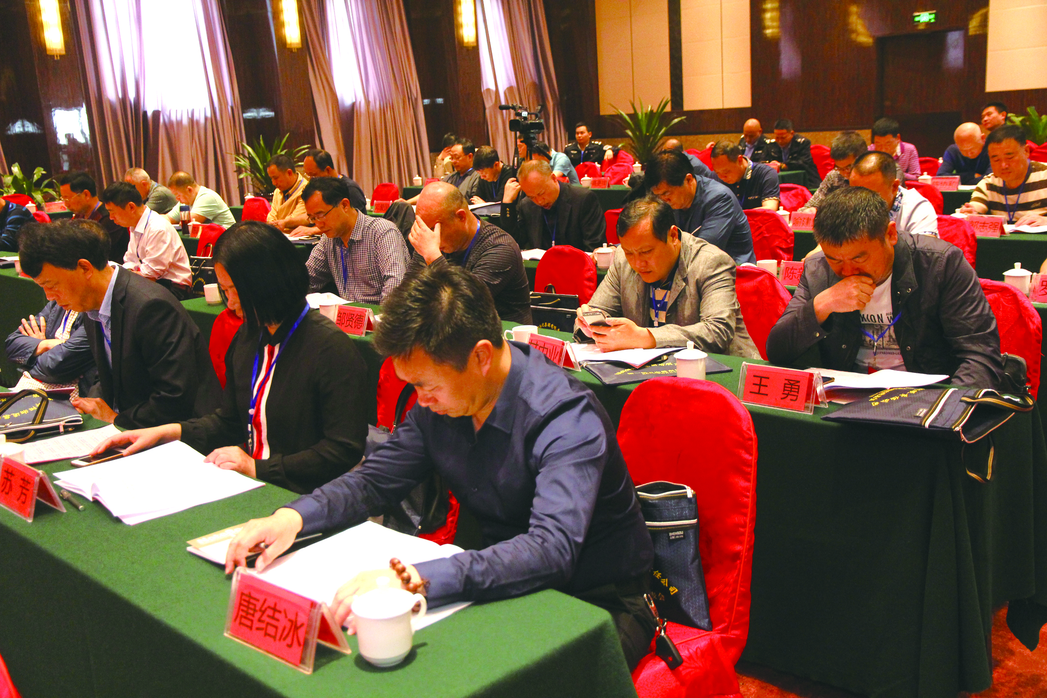 圖為第一屆五次股東代表在認(rèn)真聽取工作報(bào)告。