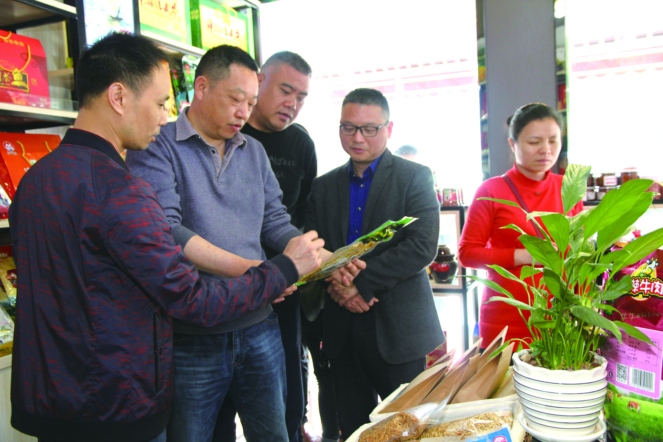 集團(tuán)公司董事、副總經(jīng)理何偉紅帶領(lǐng)骨干學(xué)員在郴汽集團(tuán)考察“郴味特產(chǎn)”