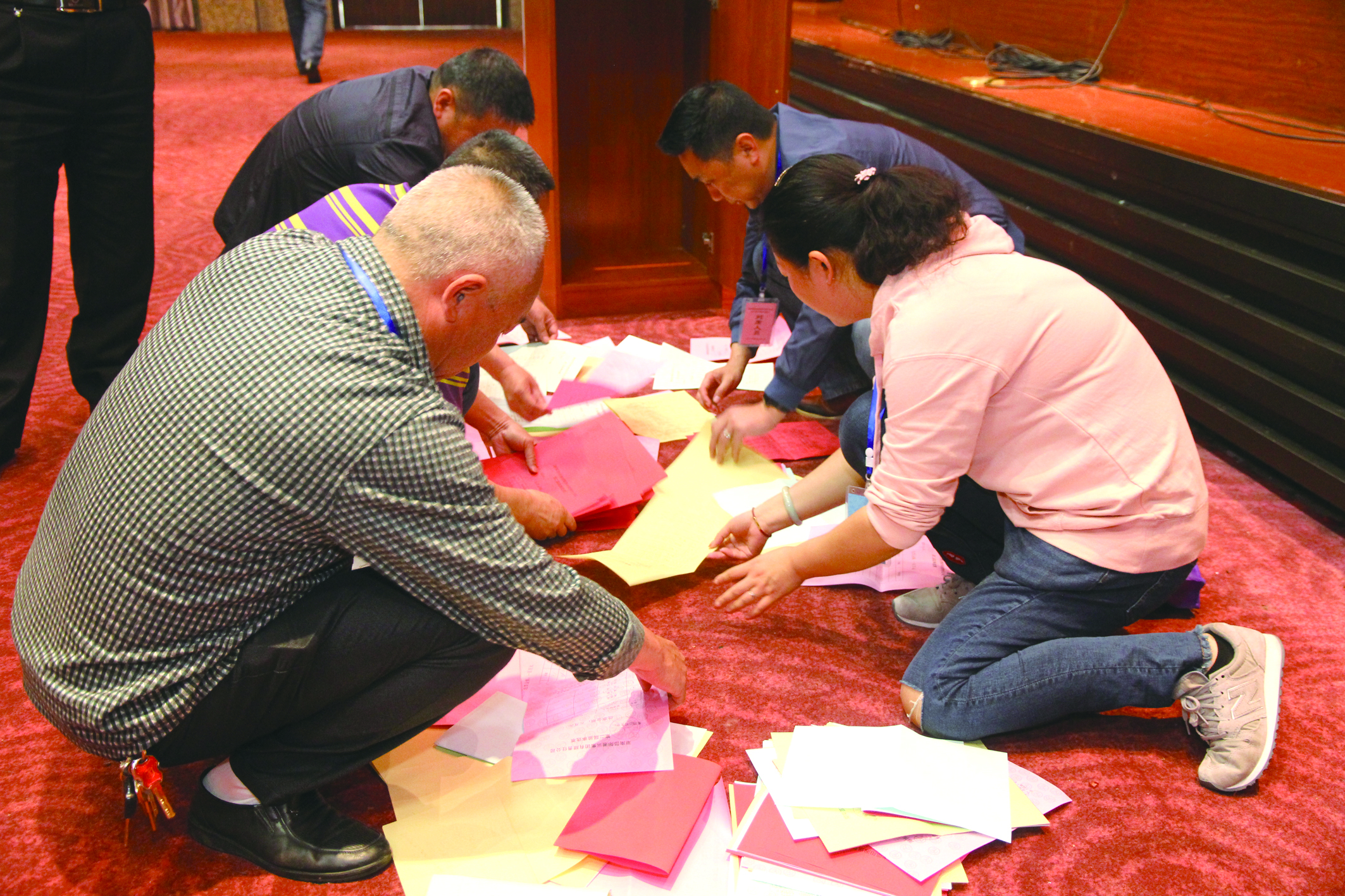 圖為工作人員在仔細(xì)清理選票。