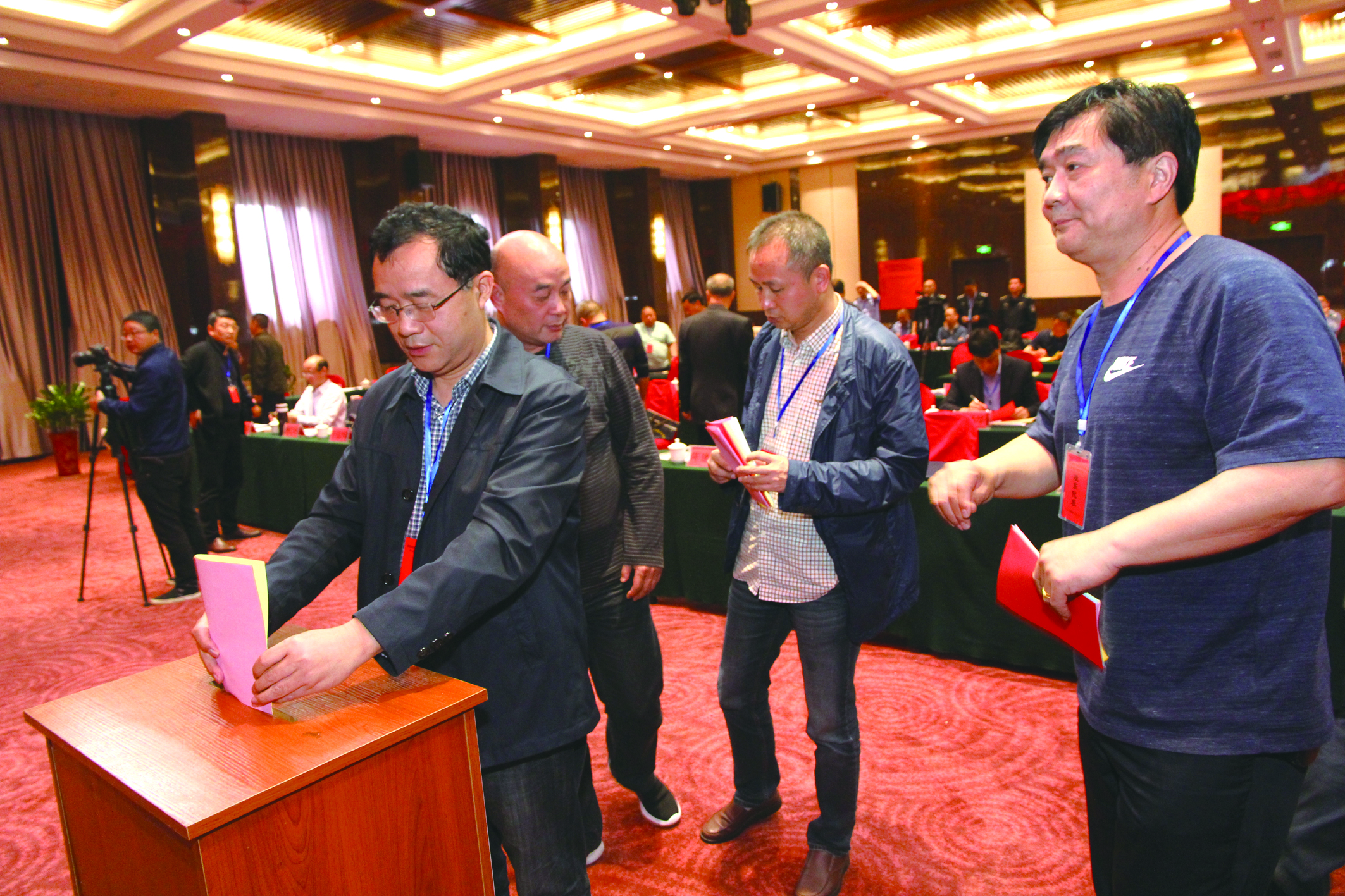 圖為第一屆五次股東代表在投票選舉。