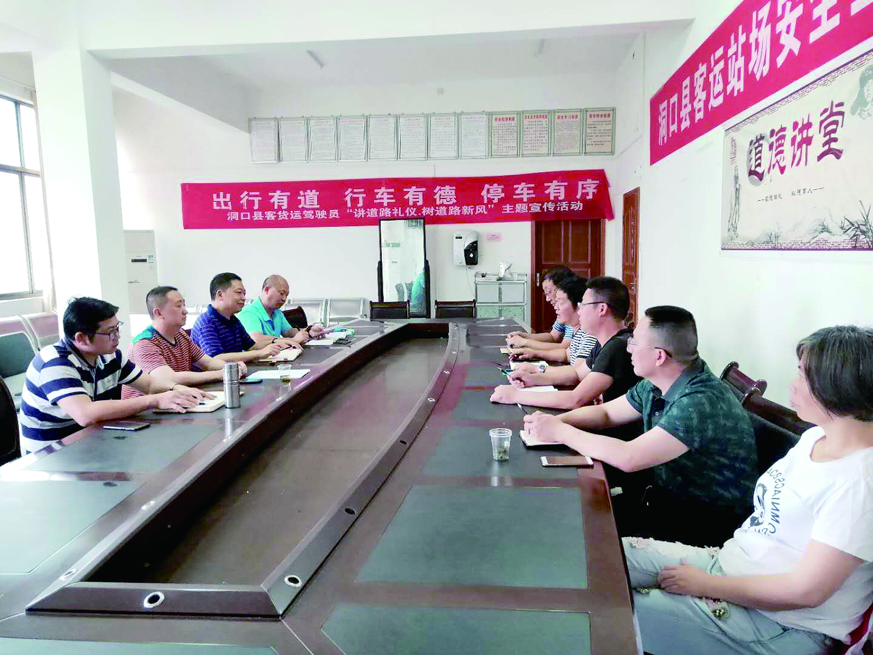 6月12日至13日，集團(tuán)公司董事、副總經(jīng)理唐新宇率辦公室、房產(chǎn)基建、企管部門負(fù)責(zé)人深入分公司就門面合同等事項(xiàng)進(jìn)行核查和清理，并對(duì)門面經(jīng)營狀況調(diào)研。據(jù)悉，兩天時(shí)間核對(duì)門面合同144份。 ? 為切實(shí)加強(qiáng)企業(yè)內(nèi)部管理，集團(tuán)公司決定對(duì)全司門面管理開展清理，成立集團(tuán)公司門面清理領(lǐng)導(dǎo)小組以抓好此項(xiàng)工作。圖為唐新宇（左二）在洞口客運(yùn)分公司部署相關(guān)工作。 祖冠 攝影報(bào)道