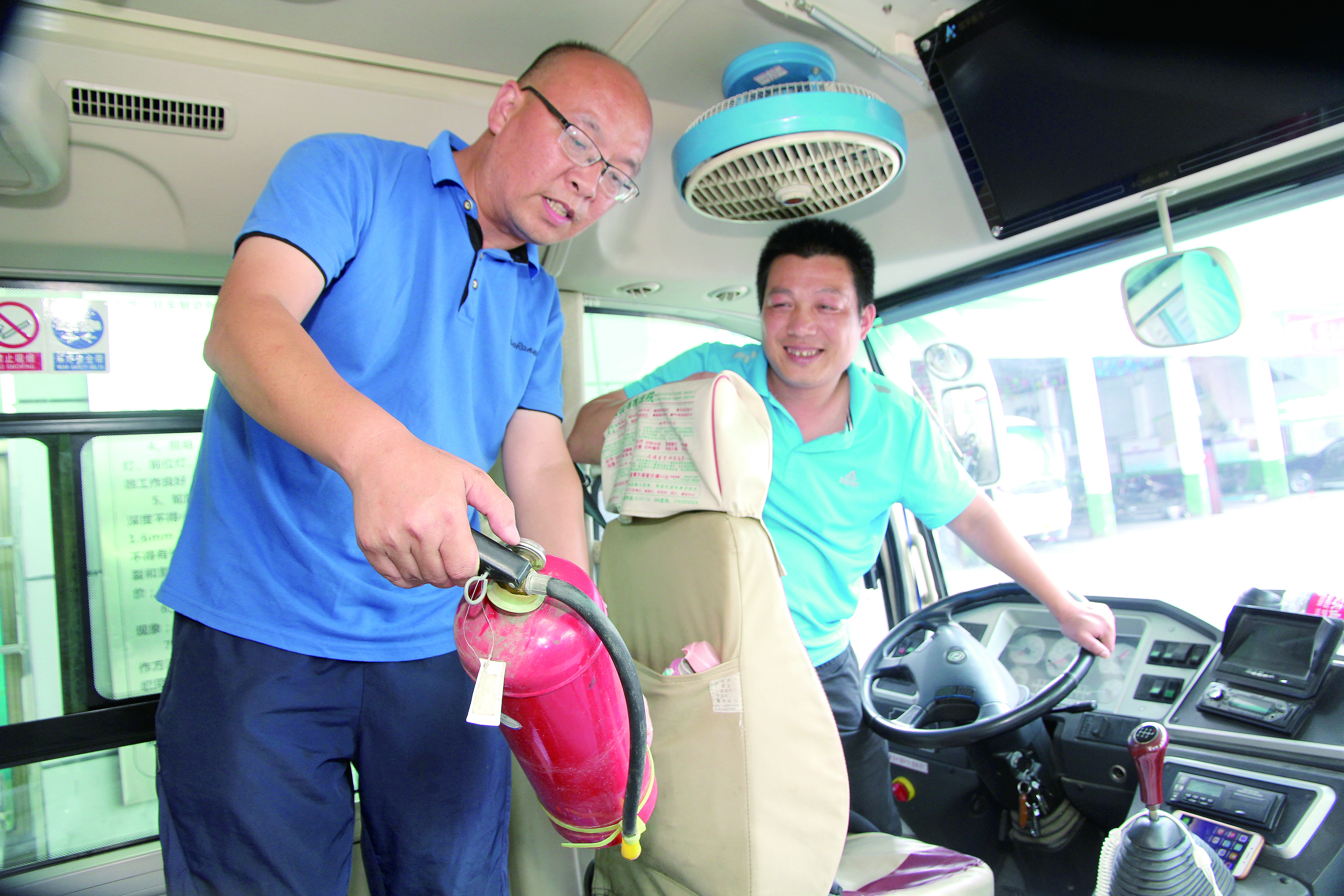 安全稽查兩不誤 ——記集團公司優(yōu)秀共產(chǎn)黨員、隆回汽車西站副站長李擁政 肖秀華